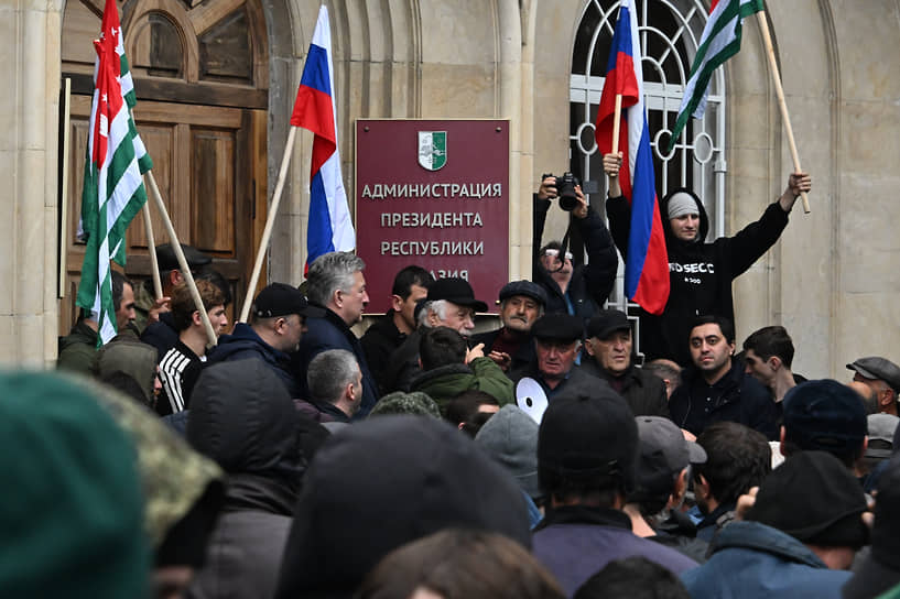 Участники митингов, помимо прочих лозунгов, скандируют: «Россия!»