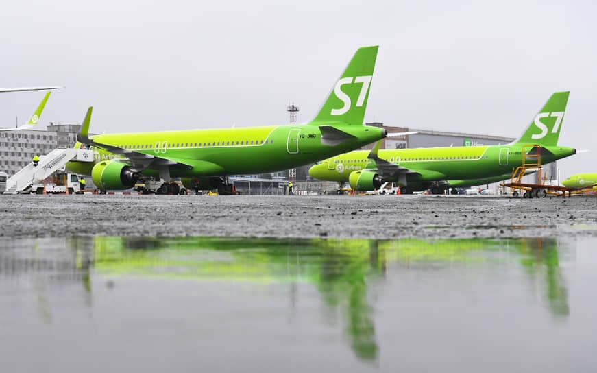 Cамолеты Airbus A320neo авиакомпании S7 Airlines в аэропорту Толмачево в Новосибирске