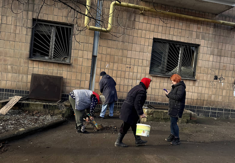 Местные жители в Киевском районе Донецка