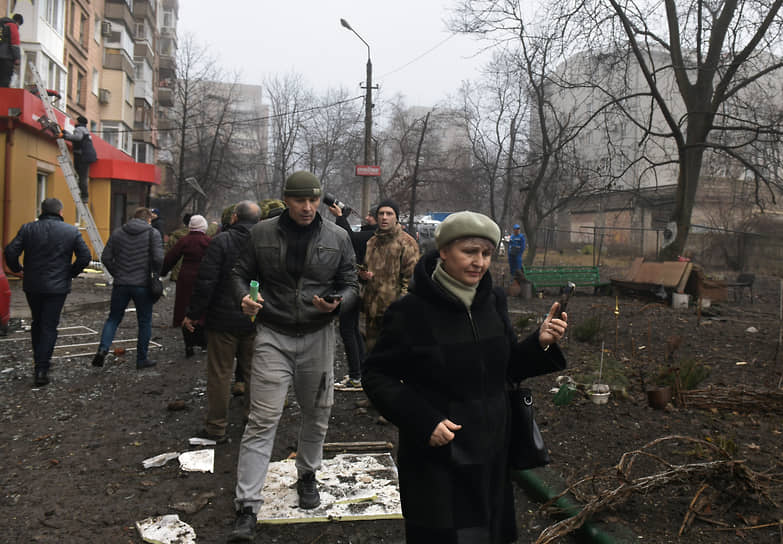 Люди у пострадавшего от обстрела жилого дома