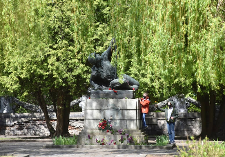 Скульптуре «Воин со знаменем» на «Холме Славы» во Львове