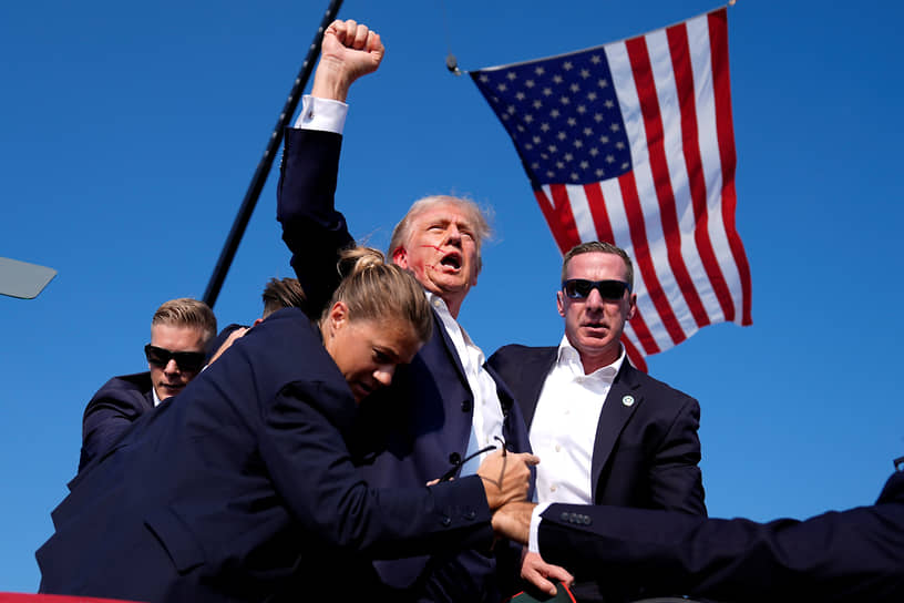 Охрана уводит Дональда Трампа с предвыборного митинга в Пенсильвании после выстрелов в него