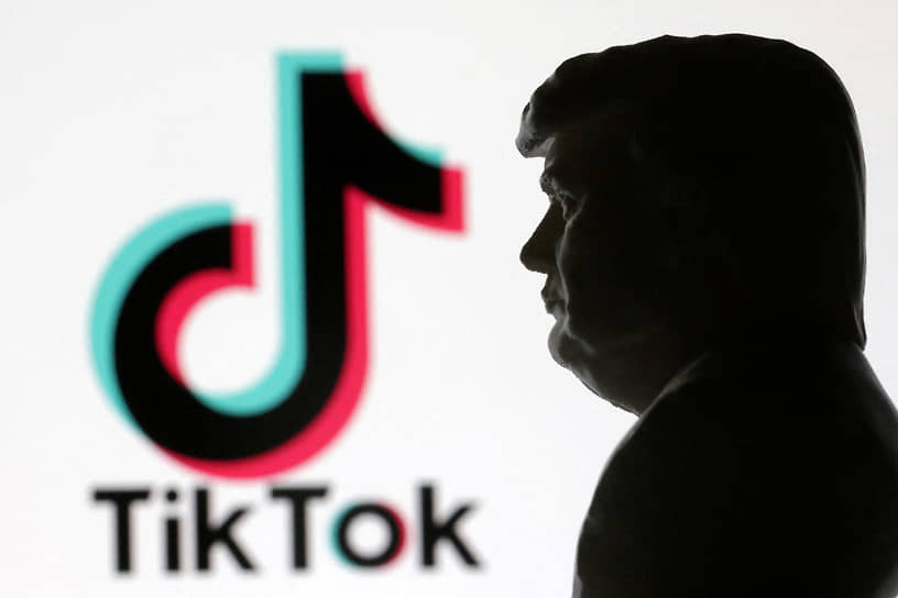 Дональд Трамп на фоне логотипа TikTok 