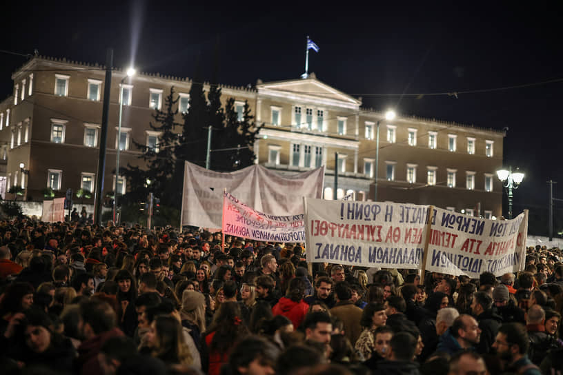 Митингующие в Греции