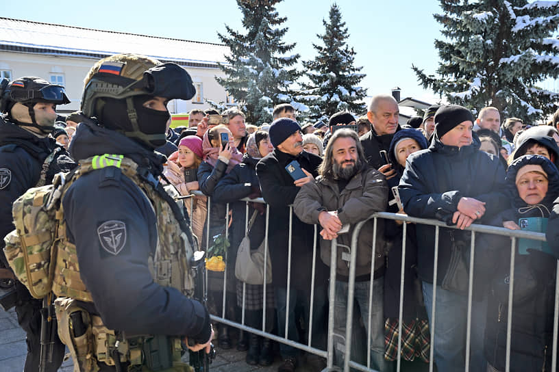 Пришедшие проститься со схиархимандритом Илием