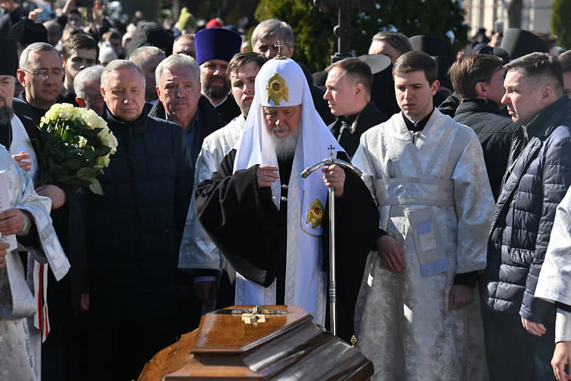 Патриарх Московский и Всея Руси Кирилл (в центре), губернатор Калужской области Владислав Шапша (второй слева) и губернатор Санкт-Петербурга Александр Беглов (третий слева)  во время чина отпевания