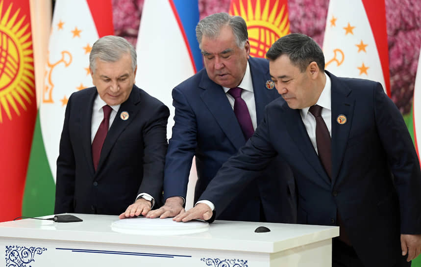 Президент Республики Узбекистан Шавкат Мирзиёев (слева), президент Республики Таджикистан Эмомали Рахмон (в центре) и президент Кыргызской Республики Садыр Жапаров во время трехсторонней встречи 31 марта 2025 года
