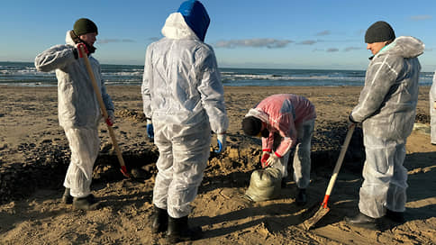 В Крыму начали утилизировать собранный с побережья мазут