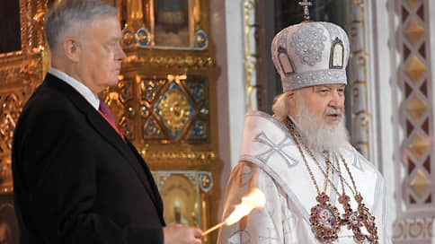 Путин подарил патриарху Кириллу пасхальное яйцо