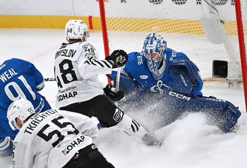 Момент полуфинального матча play-off КХЛ «Динамо» (Москва) — «Трактор» (Челябинск)