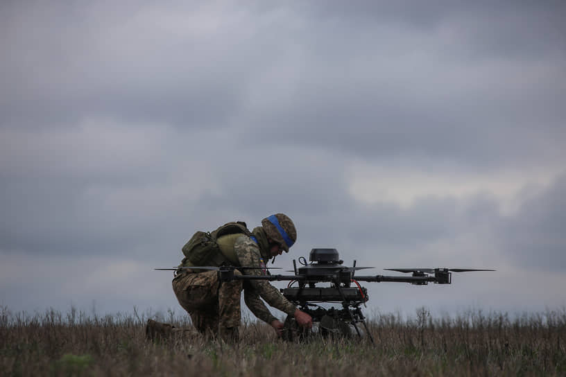 Украинский военнослужащий 25-й воздушно-десантной бригады готовит тяжелый беспилотный летательный аппарат «Вампир» к атаке