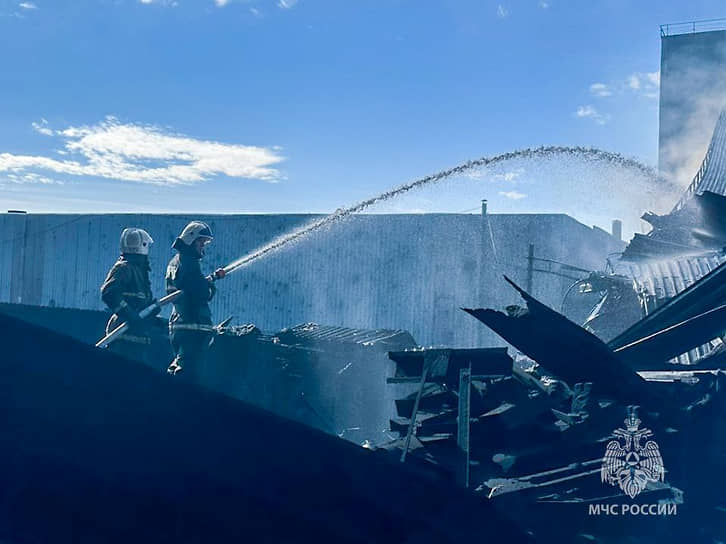 Тушение пожара на производственном складе АО «Якутуголь» в Нерюнгри.