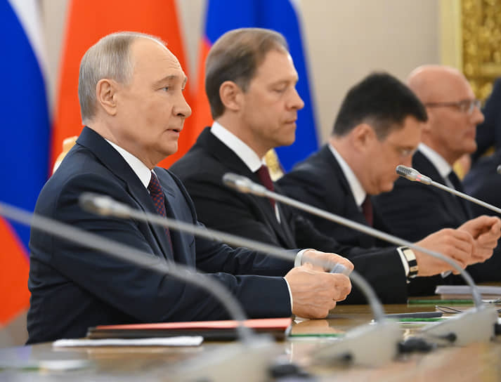 Президент России Владимир Путин и первый заместитель председателя правительства России Денис Мантуров (второй слева) во время переговоров с китайским руководителем