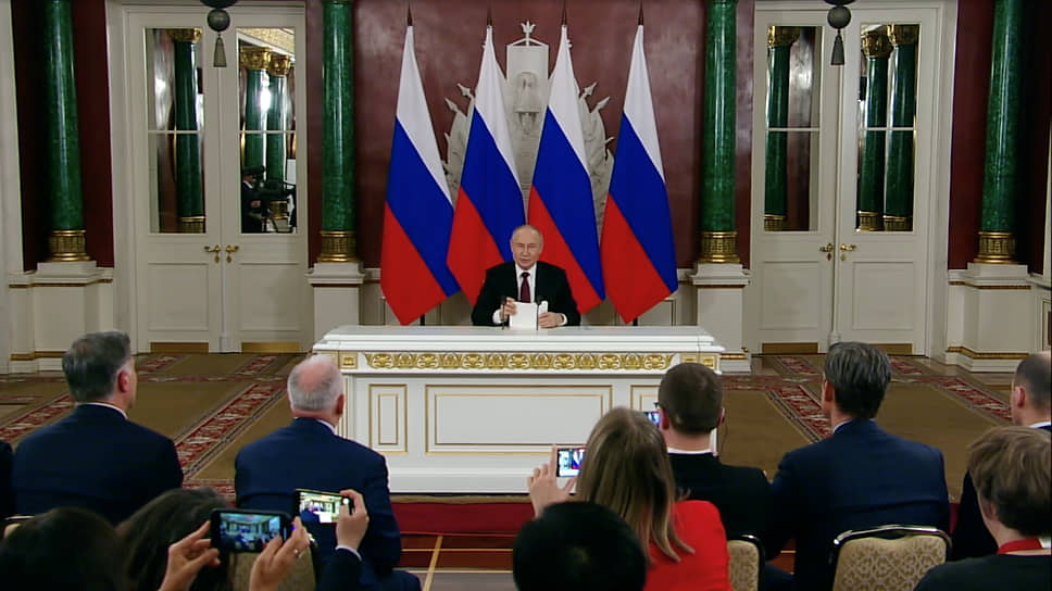 Владимир Путин во время выступления перед представителями СМИ