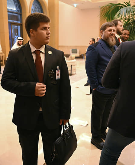 Глава Республики Чечня Рамзан Кадыров (в центре) и его сын Адам Кадыров (слева)