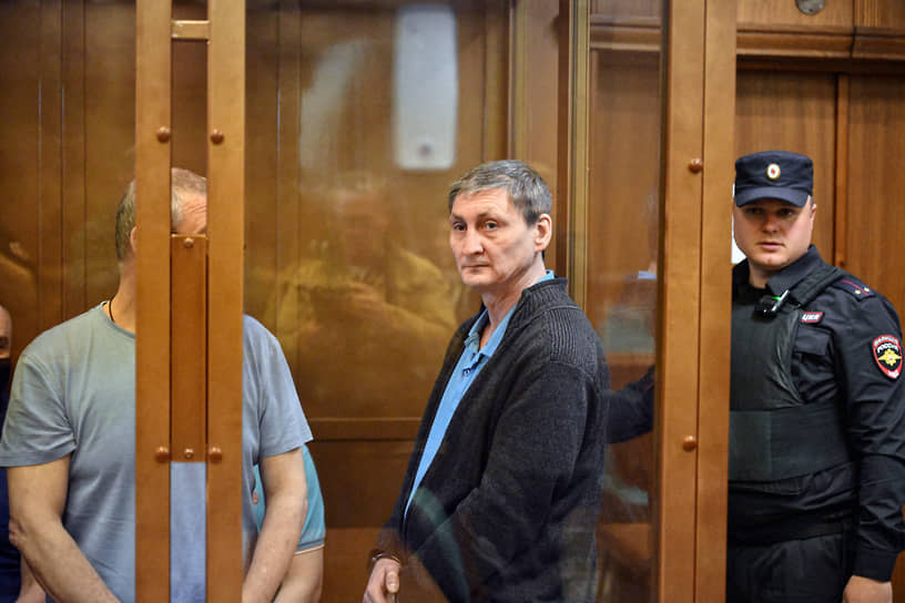 Бывший лидер ОПГ Игорь Жирноклеев (в центре) в суде