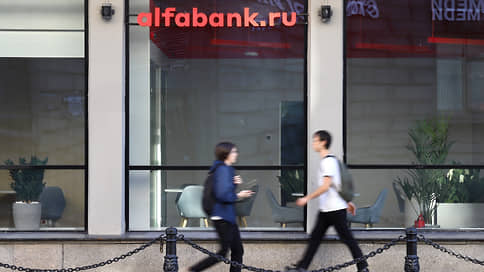 Банки стали требовать для разморозки счета приходить в офис с родственниками