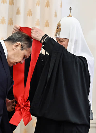 Сергей Лавров принимает орден от патриарха Кирилла
