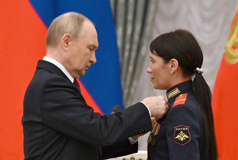 Владимир Путин и ефрейтор Людмила Болилая