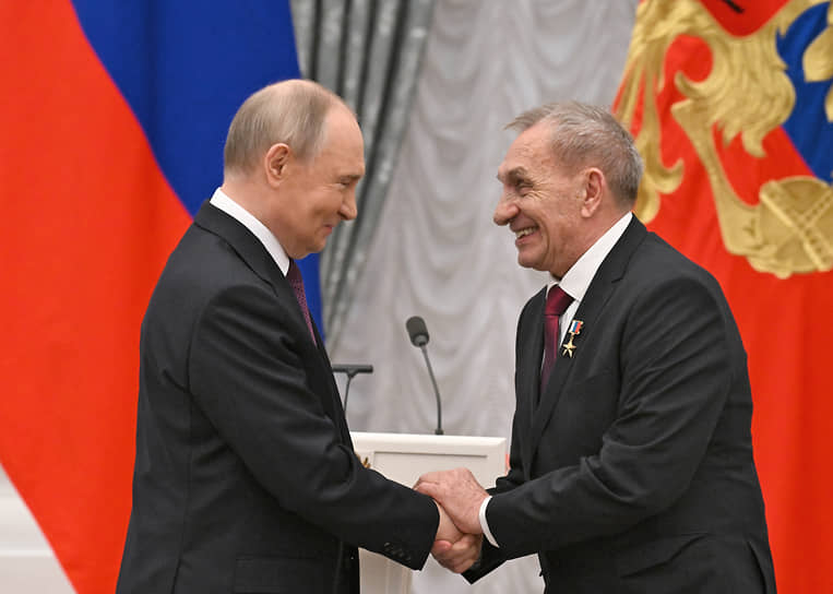 Владимир Путин и главный врач Алешковской центральной районной больницы Херсонской области Владимир Харлан
