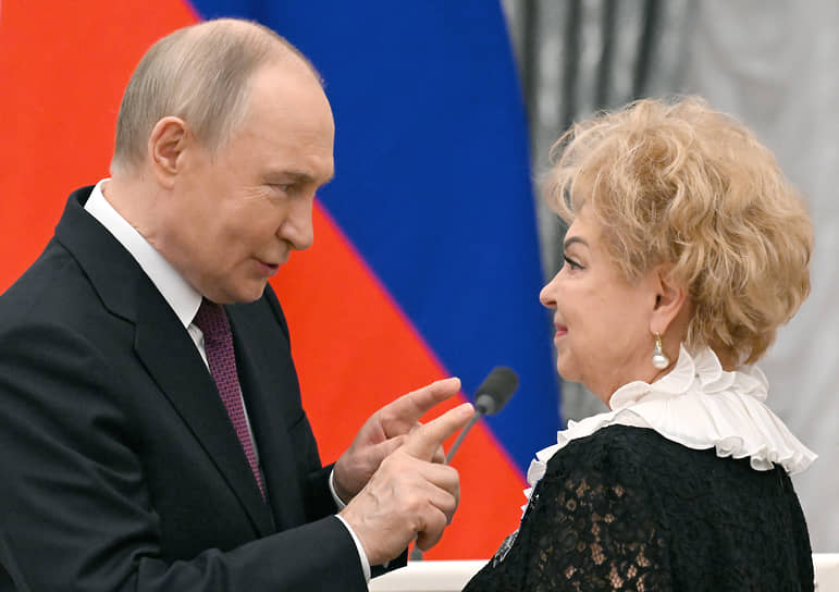 Владимир Путин и президент «Российской академии музыки имени Гнесиных» Галина Маяровская