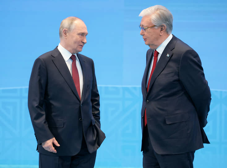 Владимир Путин (слева) и Касым-Жомарт Токаев в ноябре 2024 года