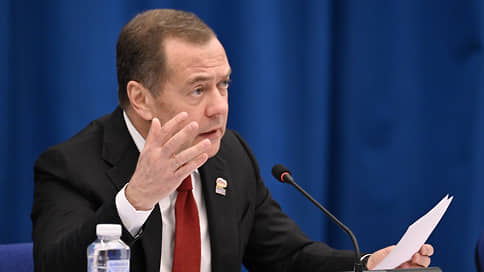 Медведев: с начала года на службу поступили 175 тыс. контрактников // Медведев провел совещание по доукомплектованию ВС России контрактниками