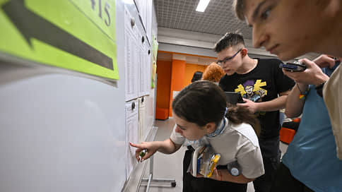 Рособрнадзор запретил проводить ЕГЭ за круглыми столами