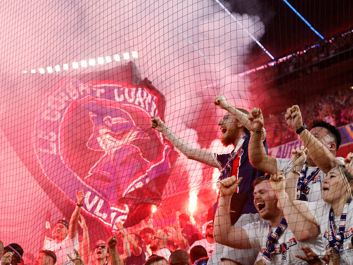 Фанаты ПСЖ на трибунах Alianz Arena в Мюнхене