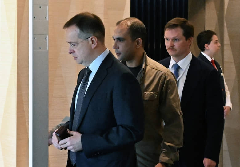 Глава российской делегации Владимир Мединский покидает гостиницу в Стамбуле