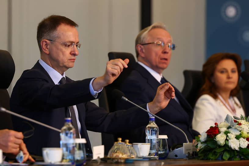Российская делегация во главе с Владимиром Мединским