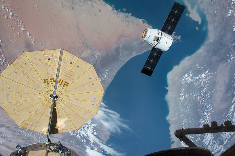 Модуль SpaceX Dragon на подлете к МКС