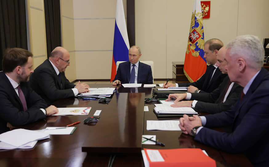 Владимир Путин (в центре), премьер Михаил Мишустин (второй слева) первый вице-премьер Денис Мантуров (третий справа), министр финансов Антон Силуанов (второй справа), мэр Москвы Сергей Собянин (справа) и заместитель руководителя администрации президента России Максим Орешкин (слева)