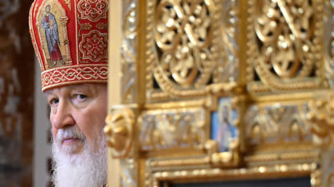 Патриарх Кирилл проводит литургию по случаю праздника Святой Троицы