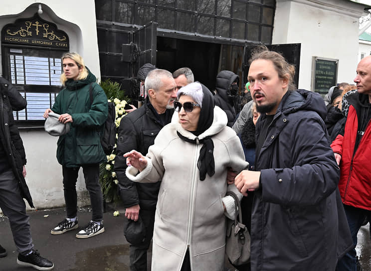 Надежда Ивлева (в центре) и Лука Сафронов-Затравкин (справа) на похоронах Паши Техника