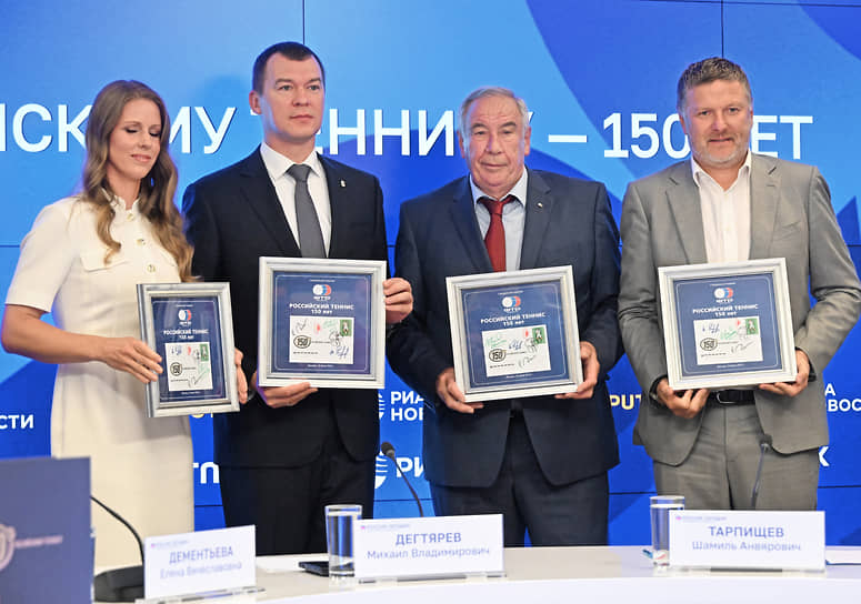  Слева направо: олимпийская чемпионка по теннису Елена Дементьева, министр спорта России Михаил Дегтярев, президент Федерации тенниса России (ФТР) Шамиль Тарпищев и вице-президент ФТР Евгений Кафельников во время церемонии гашения почтовой марки