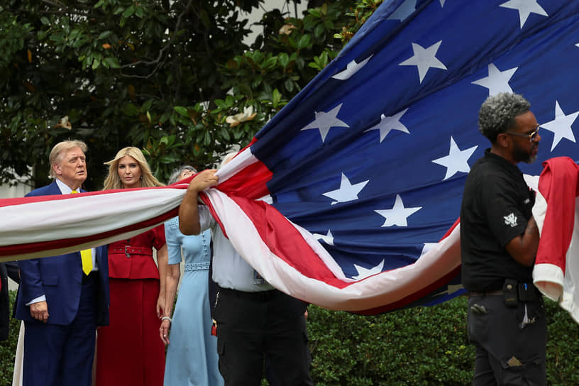 Президент США Дональд Трамп и его дочь Иванка наблюдают за поднятием флага США