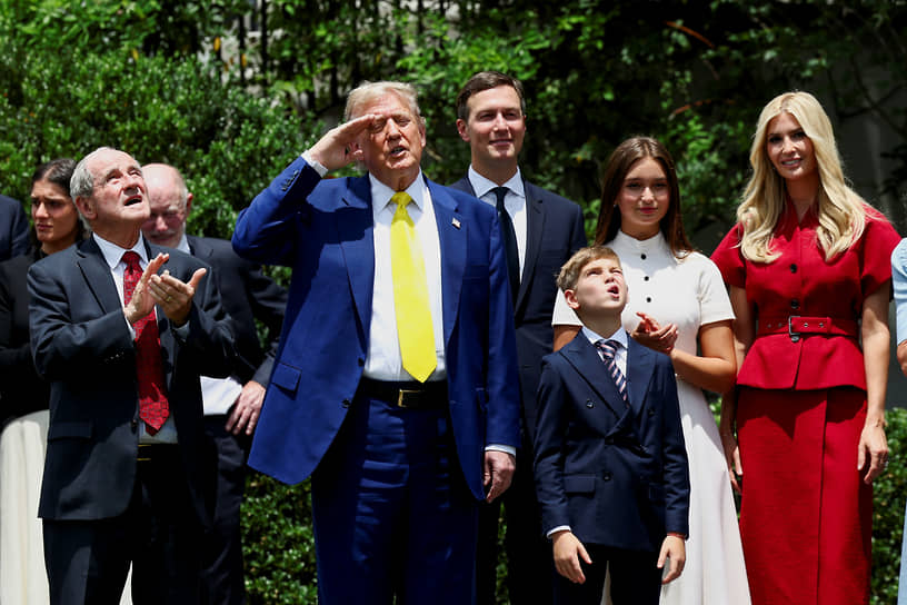 Дональд Трамп с дочерью Иванкой и ее семьей