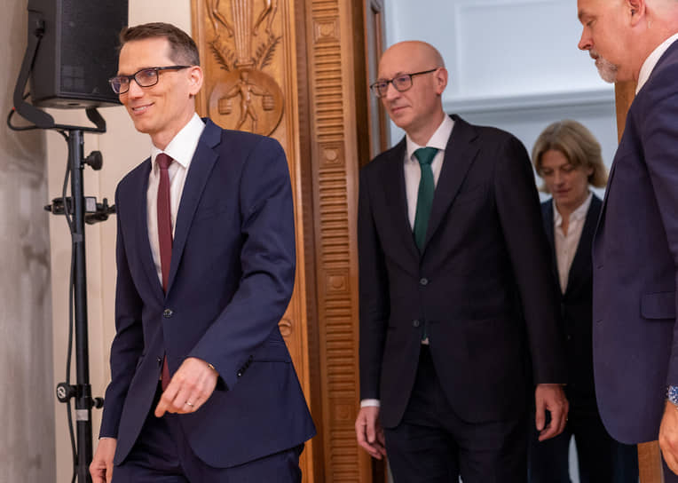 Председатель совета директоров Швейцарского национального банка Мартин Шлегель и члены совета Антуан Мартин и Петра Щудин (справа) 