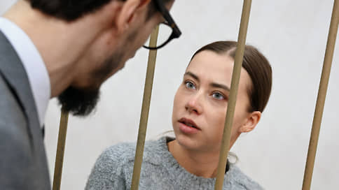 Суд продлил домашний арест блогерам Митрошиной и Лерчек