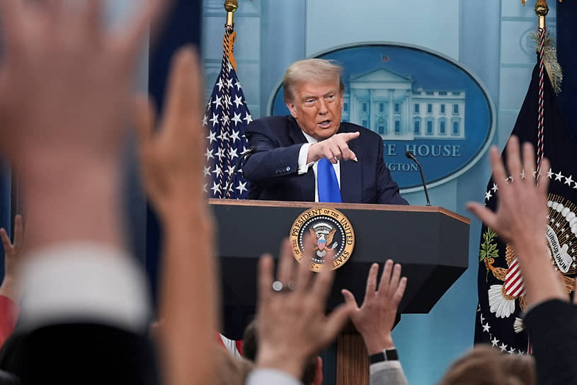 Дональд Трамп во время общения с журналистами