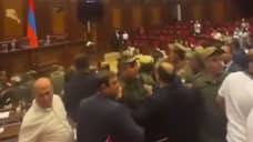 В парламенте Армении депутаты от правящей партии подрались с оппозицией