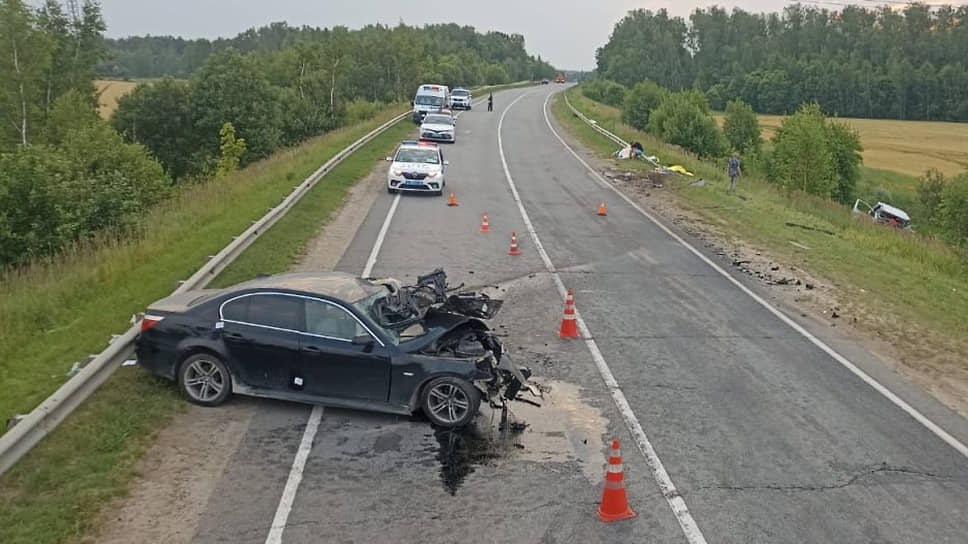 Разбитый BMW  на месте происшествия