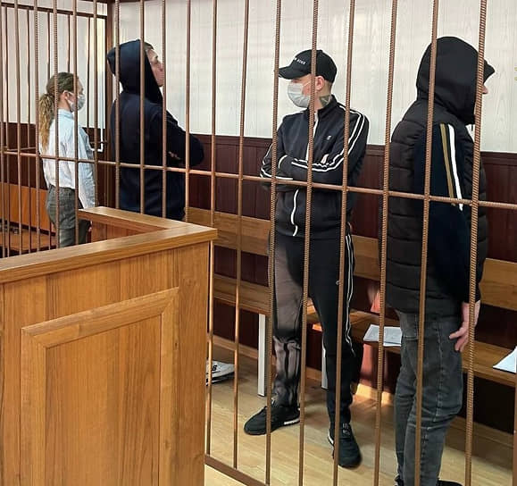 Артур Каменецкий,  Дмитрий Леонтьев и Андрей Основа и Надежда Цырульникова в зале суда