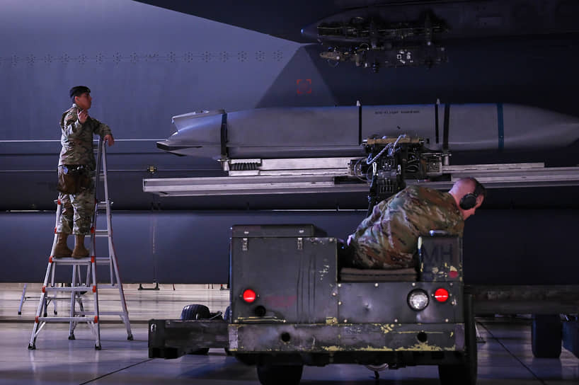 Ракеты AGM-158, известные также как JASSM, загружают на самолет ВВС США на авиабазе Майнот (Северная Дакота) (январь 2023 года)