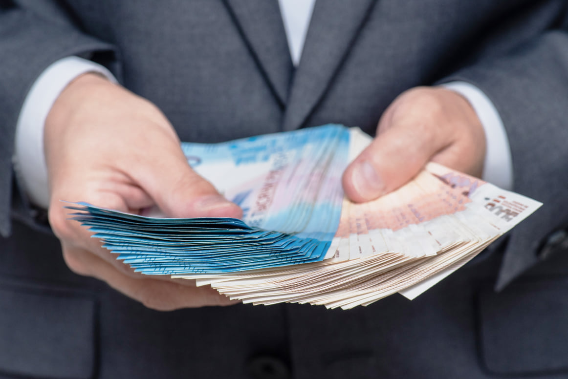 Pessoas no trabalho, simbolizando o salário mínimo.