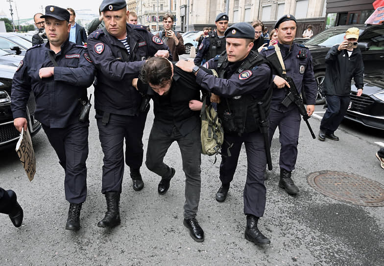 Сотрудники полиции во время задержания участников пикета