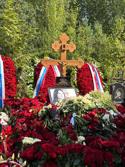Могила Ирины Подносовой в Луге