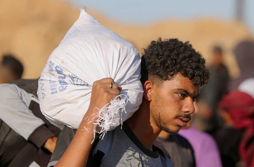 Житель Газы с мешком гуманитарной помощи из США