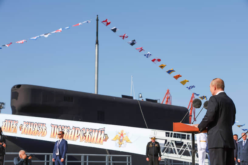 Президент Владимир Путин во время церемонии поднятия флага на атомном подводном ракетоносце «Князь Пожарский» в Северодвинске (24 июля 2025 года)